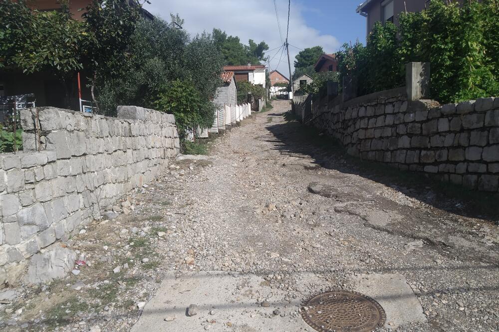 Ulica raskopana i puna rupa, Foto: Borko Ždero