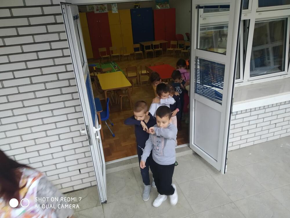 <p>Vježbu simulacije požara, odnosno kako se treba ponašati u slučaju takve nepogode, organizovali su predstavnici Direktorata za vanredne situacije Ministarstva unutrašnjih poslova (MUP) i zaposleni u predškolskoj ustanovi</p>