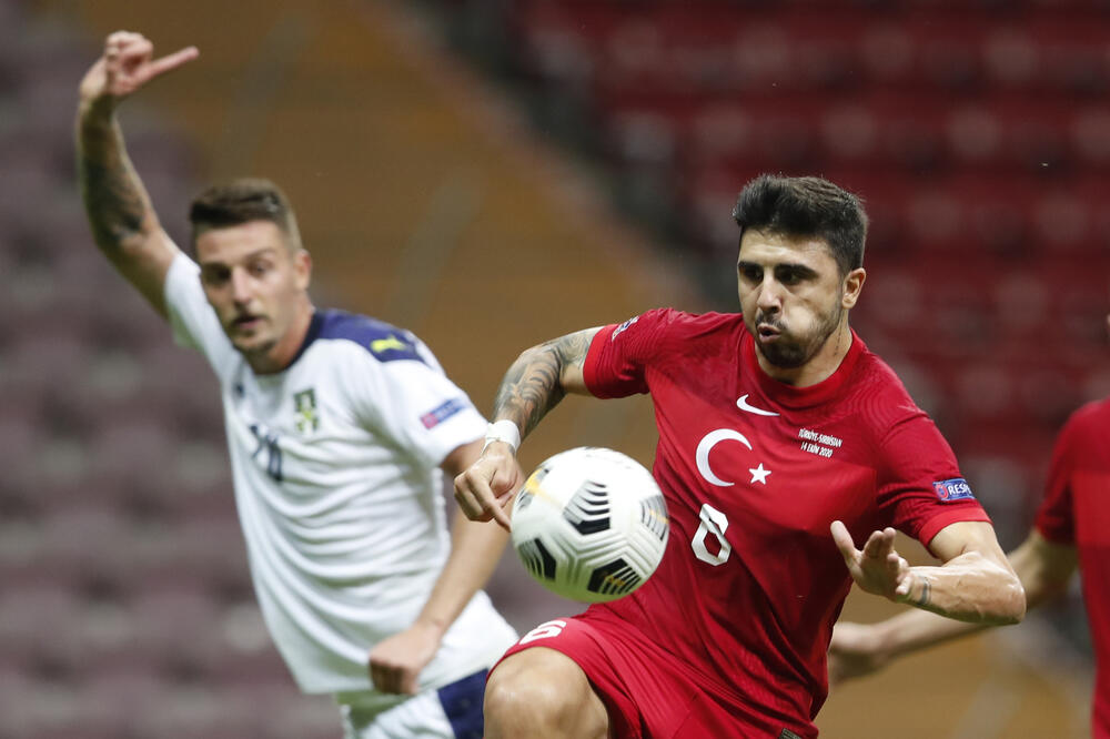 Duel strijelaca: Sergej Milinković-Savić i Ozan Tufan, Foto: Reuters