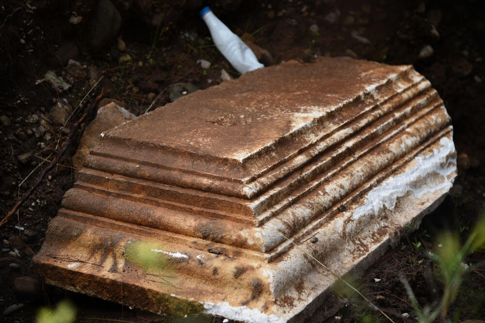 Primjetna oštećenja: Poklopac jedne od grobnica ostavljen u kanalu, Foto: Boris Pejović