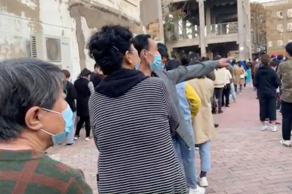 Ljudi u Ćingdau čekaju da budu testirani na koronavirus, Foto: Reuters