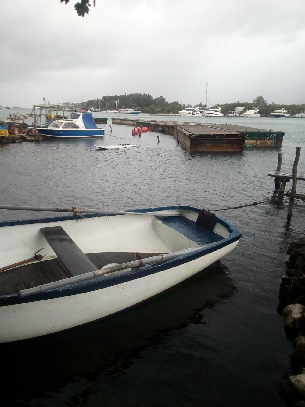 <p>Nošeni valovima i vjetrom, pontoni su se nekontorlisano kretali po južnom dijelu te uvale i zaprijetili tamo vezanim malim barkama mještana obližnjeg naselja Brda</p>