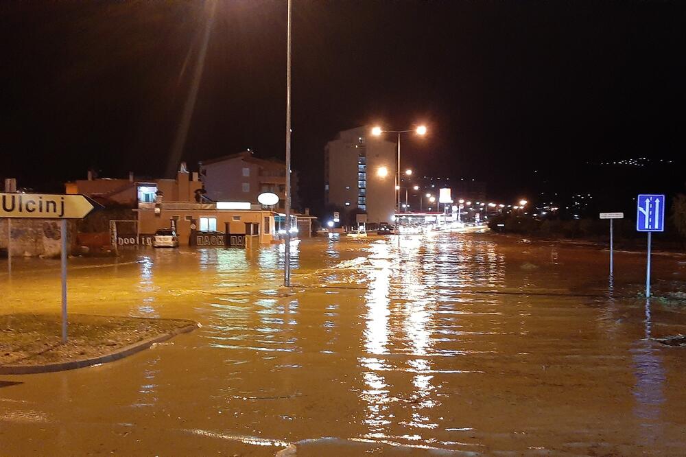 Poplavljene ulice u Baru, Foto: Demokratska Crna Gora Bar