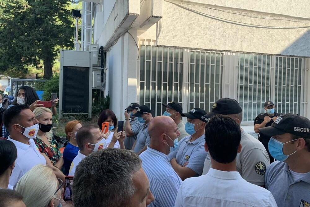 Sudovi sude, država ćuti: Sa protesta u Budvi, Foto: Vuk Lajović