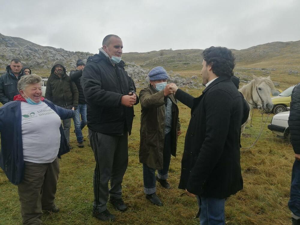 <p>Planinka Mileva Gara Jovanović, za Vijesti je kazala da su se čuvari Sinjajevine na toj planini okupili da dočekaju vojsku, ugoste ih i pozovu da odustanu od vježbe</p>