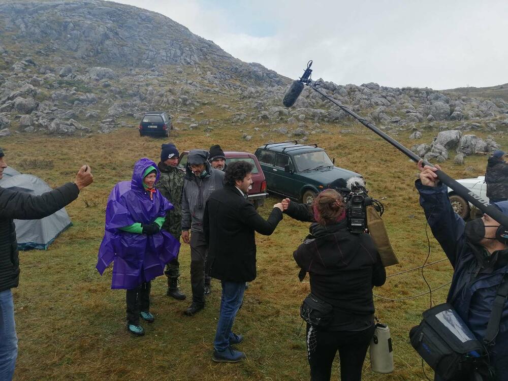 <p>Planinka Mileva Gara Jovanović, za Vijesti je kazala da su se čuvari Sinjajevine na toj planini okupili da dočekaju vojsku, ugoste ih i pozovu da odustanu od vježbe</p>