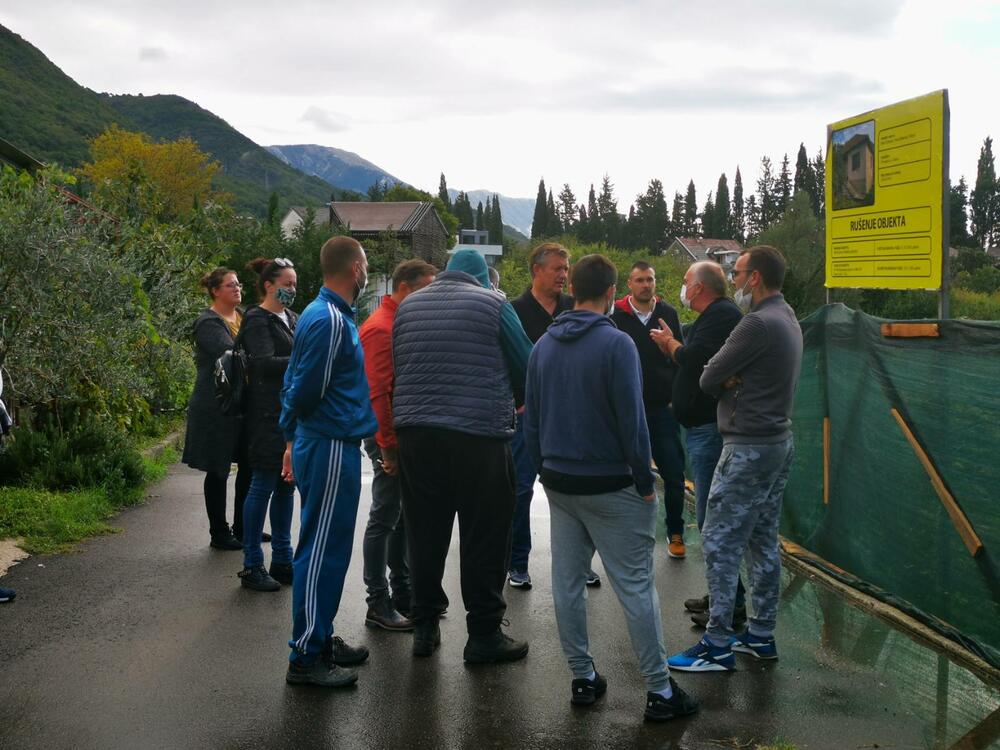 <p>Na licu mjesta pojavili su se  predstavnici nove koalicione vlasti triju građanskih listi koja je upravo preuzela upravljanje Opštinom Tivat, pa je su na blokadu došli predsjednik SO Tivat Andrija Petković (Bokeški Forum) i odbornici liste Narod pobjeđuje Vladimir Arsić i Sanja Vuković</p>