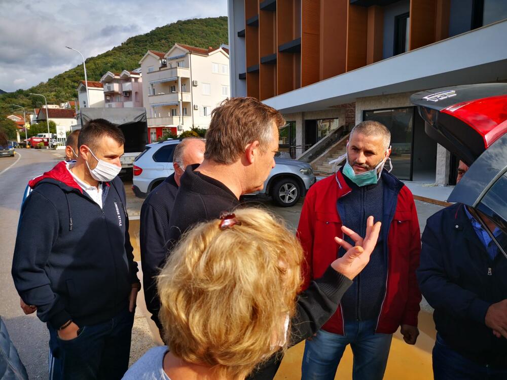 <p>Na licu mjesta pojavili su se  predstavnici nove koalicione vlasti triju građanskih listi koja je upravo preuzela upravljanje Opštinom Tivat, pa je su na blokadu došli predsjednik SO Tivat Andrija Petković (Bokeški Forum) i odbornici liste Narod pobjeđuje Vladimir Arsić i Sanja Vuković</p>