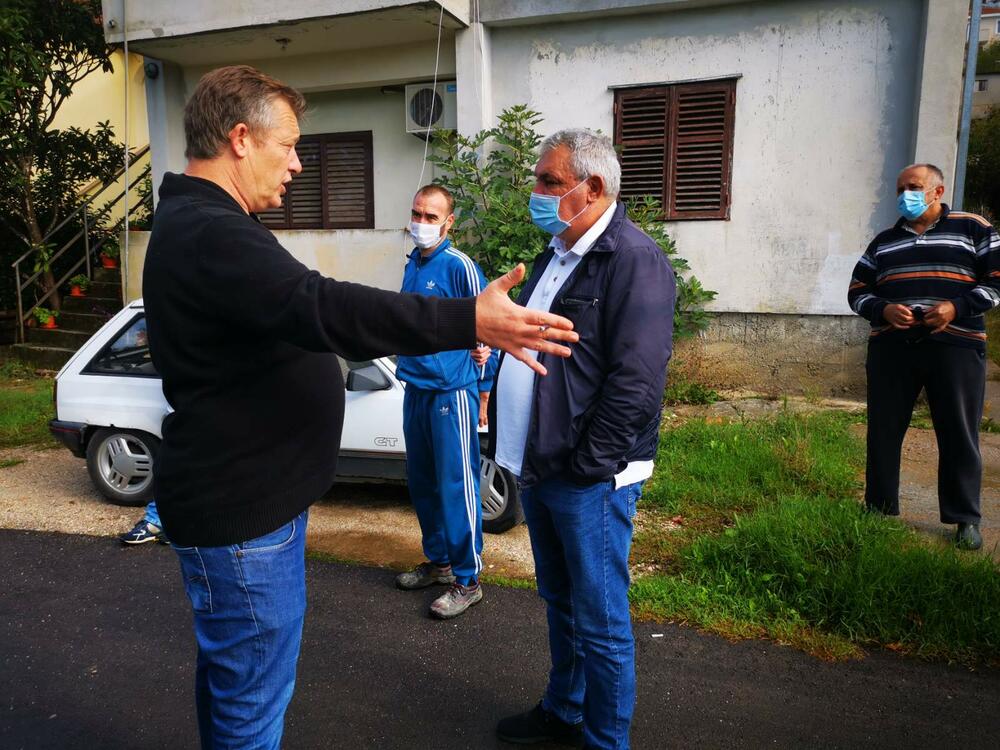 <p>Na licu mjesta pojavili su se  predstavnici nove koalicione vlasti triju građanskih listi koja je upravo preuzela upravljanje Opštinom Tivat, pa je su na blokadu došli predsjednik SO Tivat Andrija Petković (Bokeški Forum) i odbornici liste Narod pobjeđuje Vladimir Arsić i Sanja Vuković</p>