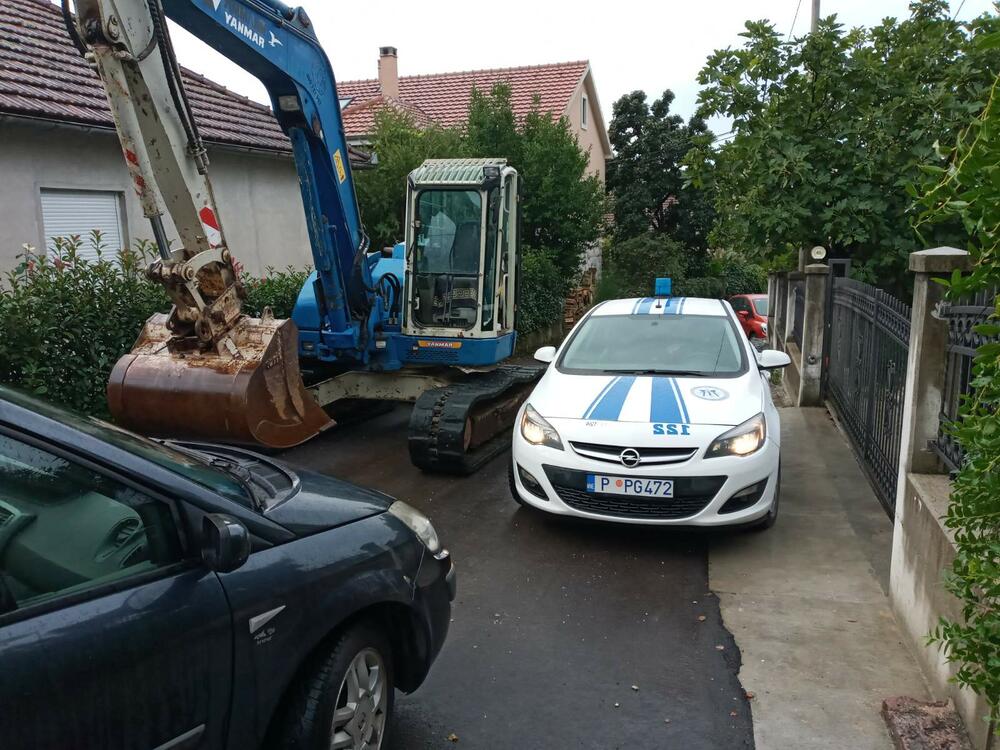 <p>Na licu mjesta pojavili su se  predstavnici nove koalicione vlasti triju građanskih listi koja je upravo preuzela upravljanje Opštinom Tivat, pa je su na blokadu došli predsjednik SO Tivat Andrija Petković (Bokeški Forum) i odbornici liste Narod pobjeđuje Vladimir Arsić i Sanja Vuković</p>