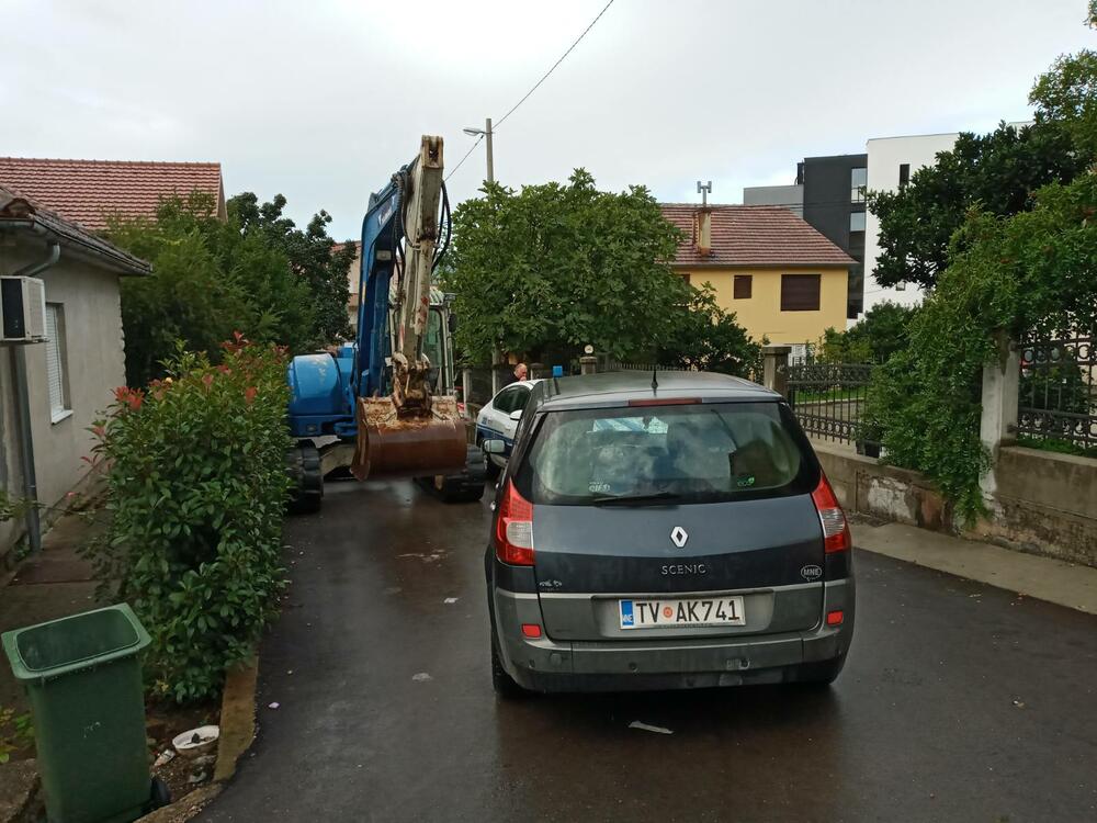 <p>Na licu mjesta pojavili su se  predstavnici nove koalicione vlasti triju građanskih listi koja je upravo preuzela upravljanje Opštinom Tivat, pa je su na blokadu došli predsjednik SO Tivat Andrija Petković (Bokeški Forum) i odbornici liste Narod pobjeđuje Vladimir Arsić i Sanja Vuković</p>