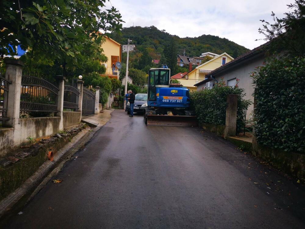 <p>Na licu mjesta pojavili su se  predstavnici nove koalicione vlasti triju građanskih listi koja je upravo preuzela upravljanje Opštinom Tivat, pa je su na blokadu došli predsjednik SO Tivat Andrija Petković (Bokeški Forum) i odbornici liste Narod pobjeđuje Vladimir Arsić i Sanja Vuković</p>