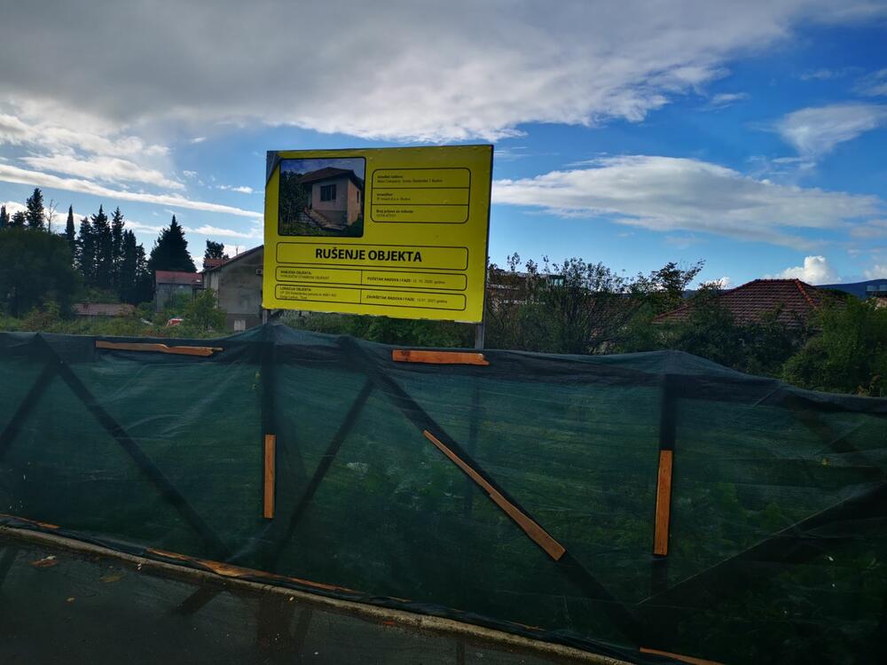 <p>Na licu mjesta pojavili su se  predstavnici nove koalicione vlasti triju građanskih listi koja je upravo preuzela upravljanje Opštinom Tivat, pa je su na blokadu došli predsjednik SO Tivat Andrija Petković (Bokeški Forum) i odbornici liste Narod pobjeđuje Vladimir Arsić i Sanja Vuković</p>