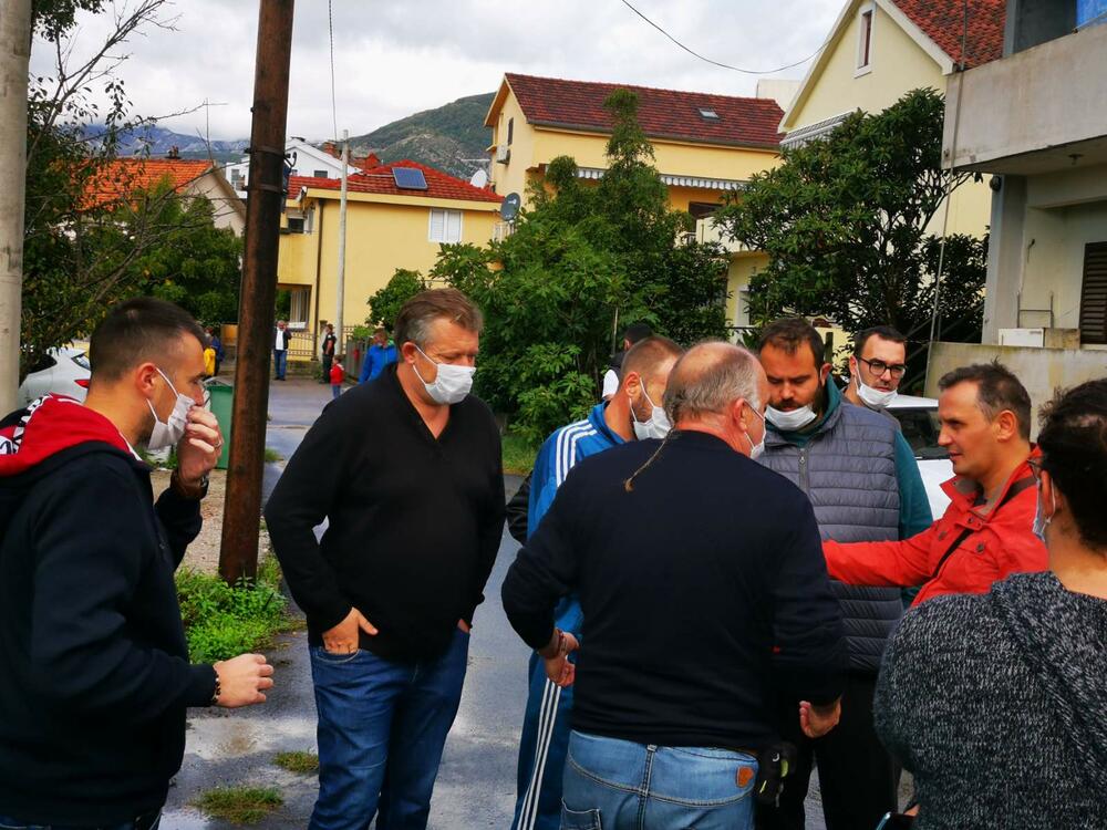 <p>Na licu mjesta pojavili su se  predstavnici nove koalicione vlasti triju građanskih listi koja je upravo preuzela upravljanje Opštinom Tivat, pa je su na blokadu došli predsjednik SO Tivat Andrija Petković (Bokeški Forum) i odbornici liste Narod pobjeđuje Vladimir Arsić i Sanja Vuković</p>