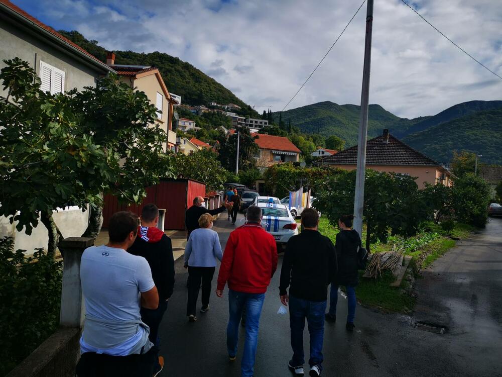 <p>Na licu mjesta pojavili su se  predstavnici nove koalicione vlasti triju građanskih listi koja je upravo preuzela upravljanje Opštinom Tivat, pa je su na blokadu došli predsjednik SO Tivat Andrija Petković (Bokeški Forum) i odbornici liste Narod pobjeđuje Vladimir Arsić i Sanja Vuković</p>