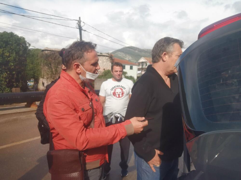 <p>Na licu mjesta pojavili su se  predstavnici nove koalicione vlasti triju građanskih listi koja je upravo preuzela upravljanje Opštinom Tivat, pa je su na blokadu došli predsjednik SO Tivat Andrija Petković (Bokeški Forum) i odbornici liste Narod pobjeđuje Vladimir Arsić i Sanja Vuković</p>