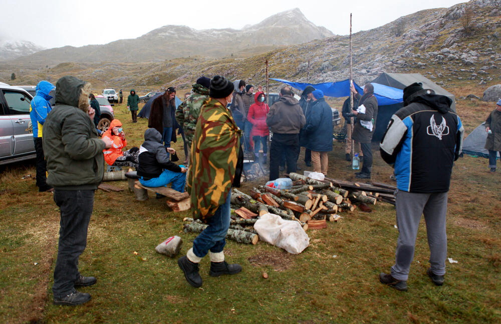 <p>Planinka Mileva Gara Jovanović, za Vijesti je kazala da su se čuvari Sinjajevine na toj planini okupili da dočekaju vojsku, ugoste ih i pozovu da odustanu od vježbe</p>