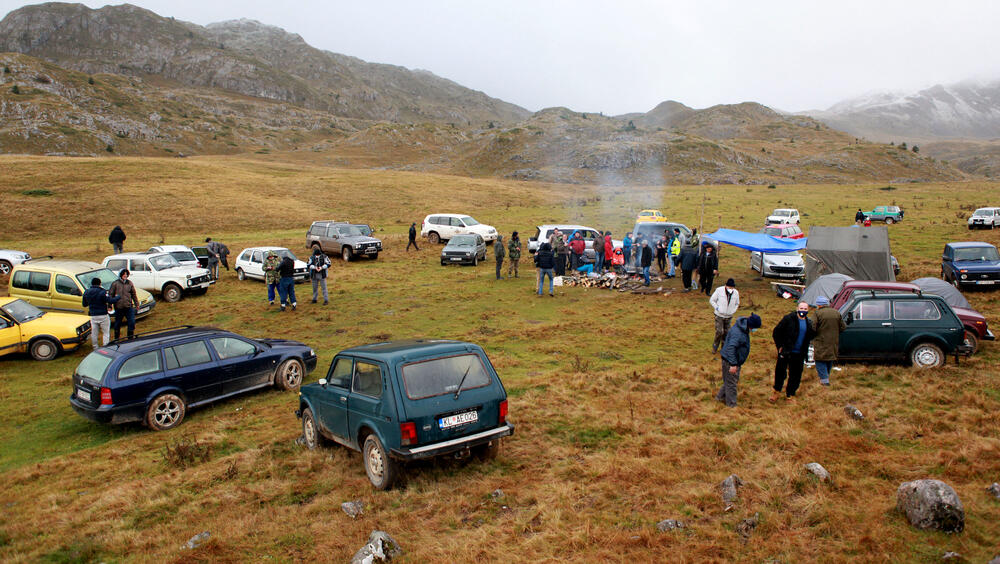 <p>Planinka Mileva Gara Jovanović, za Vijesti je kazala da su se čuvari Sinjajevine na toj planini okupili da dočekaju vojsku, ugoste ih i pozovu da odustanu od vježbe</p>