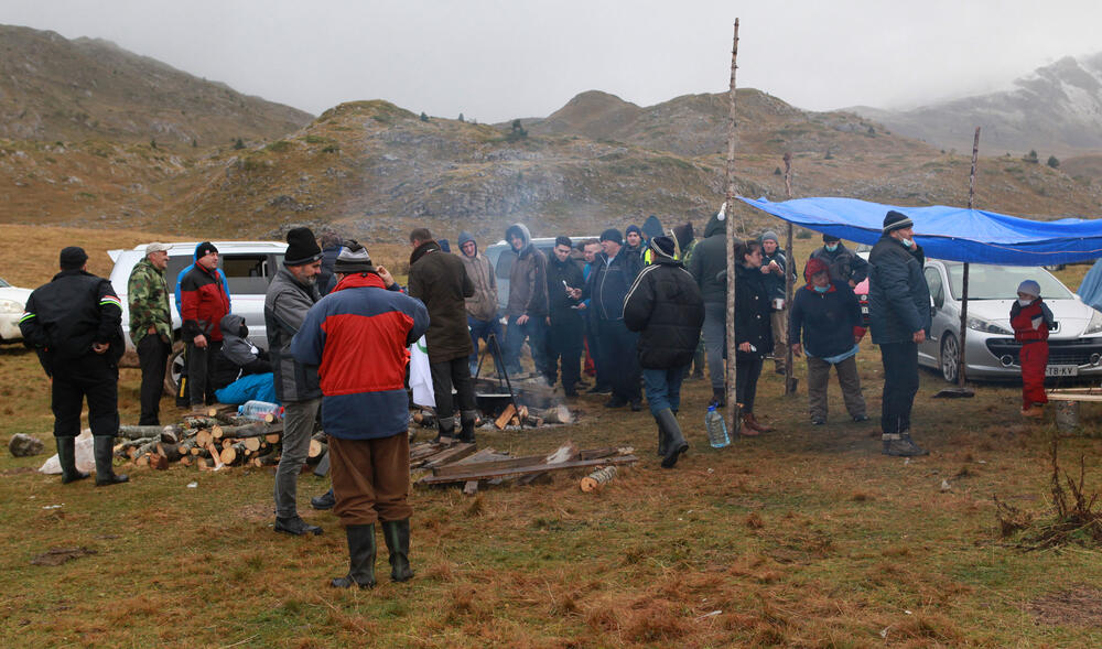 <p>Planinka Mileva Gara Jovanović, za Vijesti je kazala da su se čuvari Sinjajevine na toj planini okupili da dočekaju vojsku, ugoste ih i pozovu da odustanu od vježbe</p>