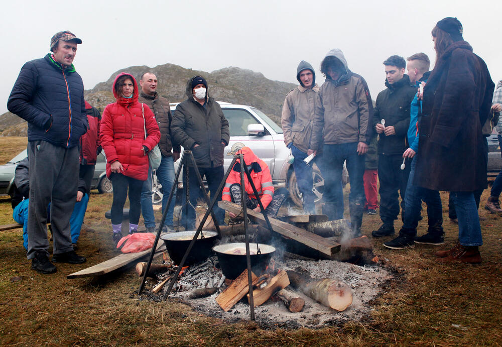 <p>Planinka Mileva Gara Jovanović, za Vijesti je kazala da su se čuvari Sinjajevine na toj planini okupili da dočekaju vojsku, ugoste ih i pozovu da odustanu od vježbe</p>