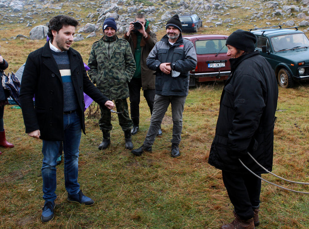 <p>Planinka Mileva Gara Jovanović, za Vijesti je kazala da su se čuvari Sinjajevine na toj planini okupili da dočekaju vojsku, ugoste ih i pozovu da odustanu od vježbe</p>