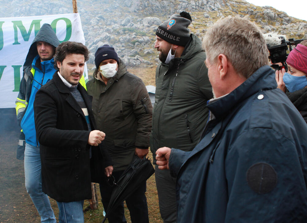 <p>Planinka Mileva Gara Jovanović, za Vijesti je kazala da su se čuvari Sinjajevine na toj planini okupili da dočekaju vojsku, ugoste ih i pozovu da odustanu od vježbe</p>