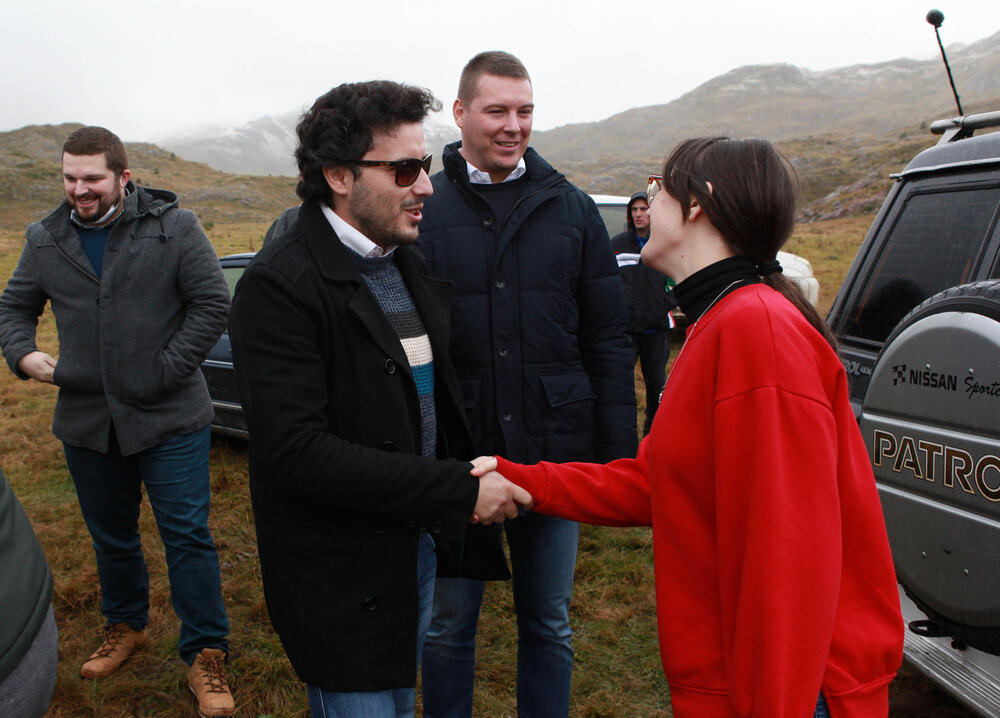 <p>Planinka Mileva Gara Jovanović, za Vijesti je kazala da su se čuvari Sinjajevine na toj planini okupili da dočekaju vojsku, ugoste ih i pozovu da odustanu od vježbe</p>