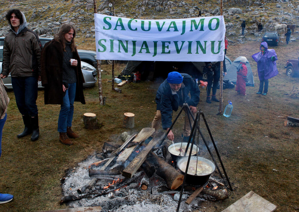 <p>Planinka Mileva Gara Jovanović, za Vijesti je kazala da su se čuvari Sinjajevine na toj planini okupili da dočekaju vojsku, ugoste ih i pozovu da odustanu od vježbe</p>