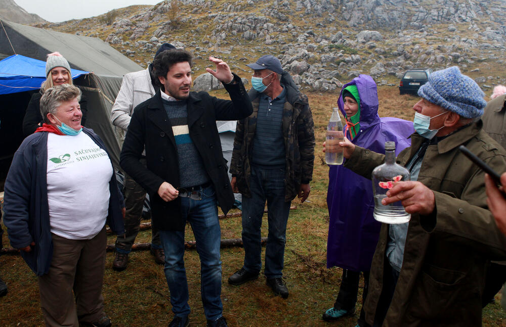 <p>Planinka Mileva Gara Jovanović, za Vijesti je kazala da su se čuvari Sinjajevine na toj planini okupili da dočekaju vojsku, ugoste ih i pozovu da odustanu od vježbe</p>