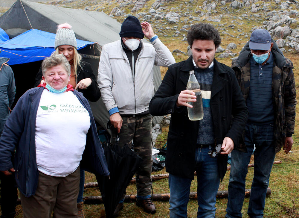 <p>Planinka Mileva Gara Jovanović, za Vijesti je kazala da su se čuvari Sinjajevine na toj planini okupili da dočekaju vojsku, ugoste ih i pozovu da odustanu od vježbe</p>
