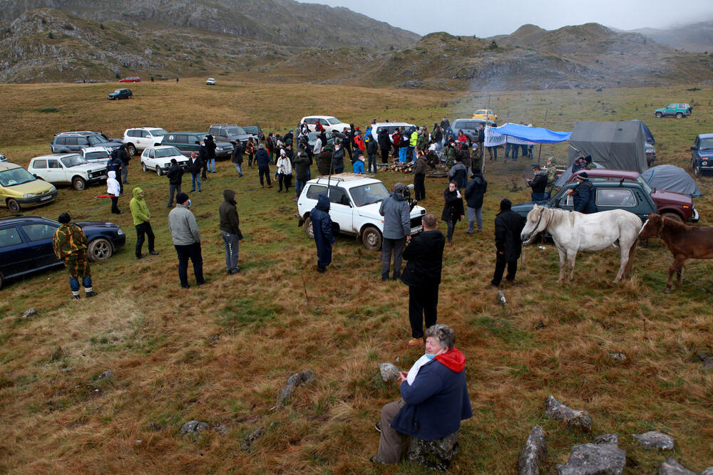 <p>Planinka Mileva Gara Jovanović, za Vijesti je kazala da su se čuvari Sinjajevine na toj planini okupili da dočekaju vojsku, ugoste ih i pozovu da odustanu od vježbe</p>