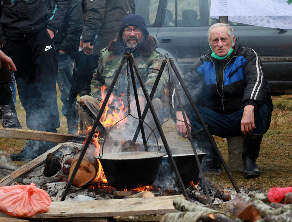 <p>Planinka Mileva Gara Jovanović, za Vijesti je kazala da su se čuvari Sinjajevine na toj planini okupili da dočekaju vojsku, ugoste ih i pozovu da odustanu od vježbe</p>
