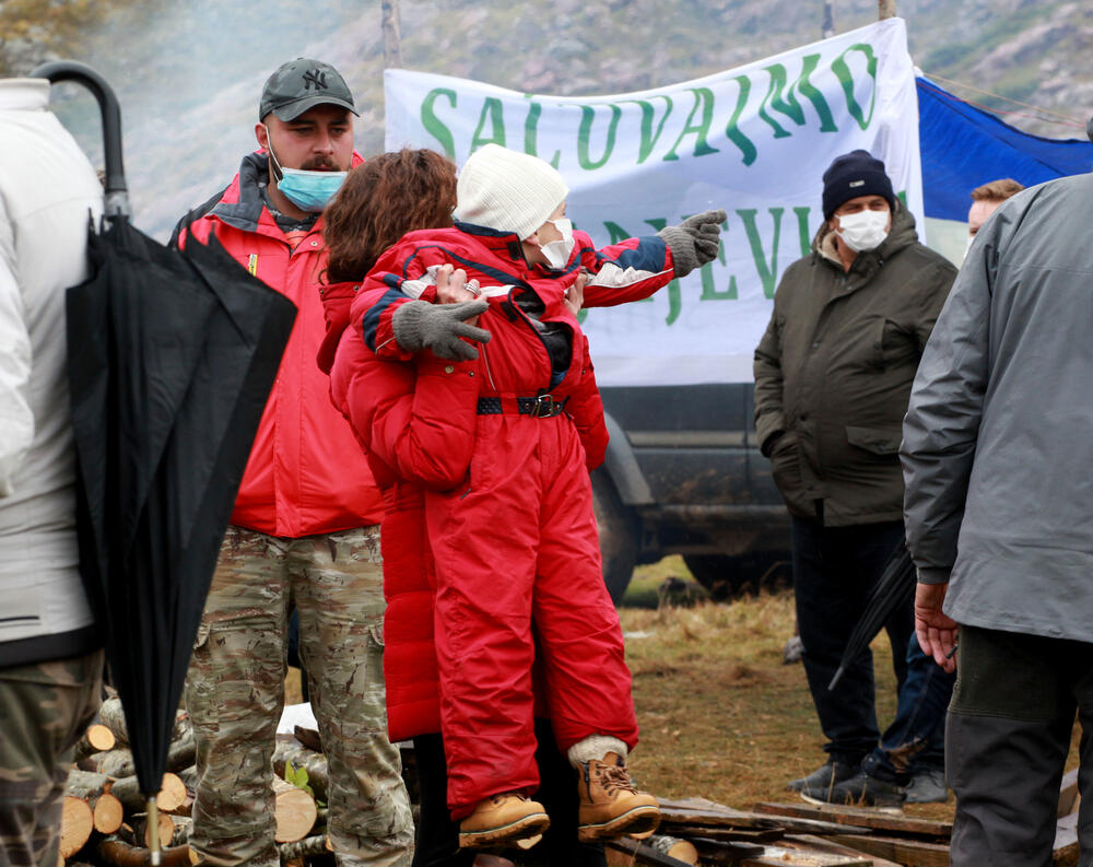 <p>Planinka Mileva Gara Jovanović, za Vijesti je kazala da su se čuvari Sinjajevine na toj planini okupili da dočekaju vojsku, ugoste ih i pozovu da odustanu od vježbe</p>