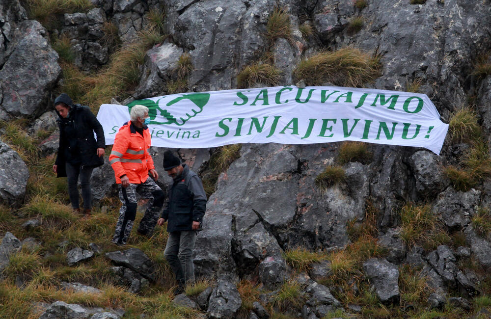 <p>Planinka Mileva Gara Jovanović, za Vijesti je kazala da su se čuvari Sinjajevine na toj planini okupili da dočekaju vojsku, ugoste ih i pozovu da odustanu od vježbe</p>