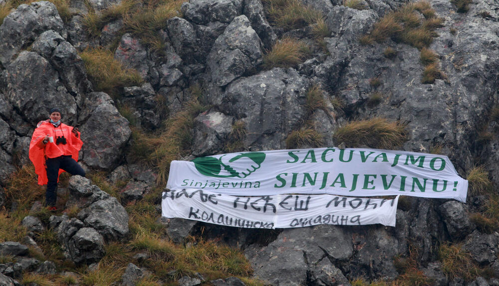 <p>Planinka Mileva Gara Jovanović, za Vijesti je kazala da su se čuvari Sinjajevine na toj planini okupili da dočekaju vojsku, ugoste ih i pozovu da odustanu od vježbe</p>