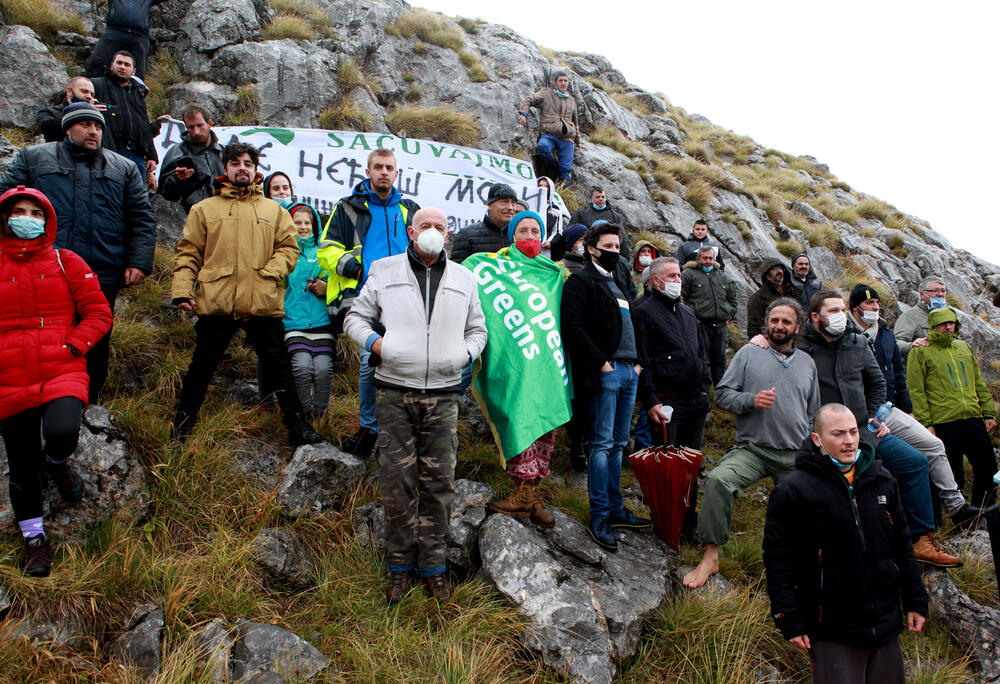 <p>Planinka Mileva Gara Jovanović, za Vijesti je kazala da su se čuvari Sinjajevine na toj planini okupili da dočekaju vojsku, ugoste ih i pozovu da odustanu od vježbe</p>