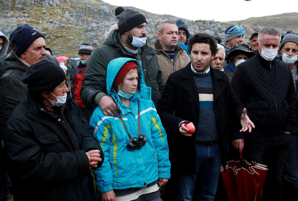 <p>Planinka Mileva Gara Jovanović, za Vijesti je kazala da su se čuvari Sinjajevine na toj planini okupili da dočekaju vojsku, ugoste ih i pozovu da odustanu od vježbe</p>