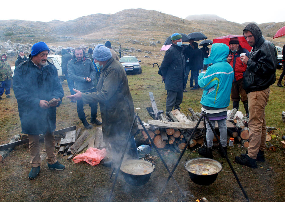 <p>Planinka Mileva Gara Jovanović, za Vijesti je kazala da su se čuvari Sinjajevine na toj planini okupili da dočekaju vojsku, ugoste ih i pozovu da odustanu od vježbe</p>