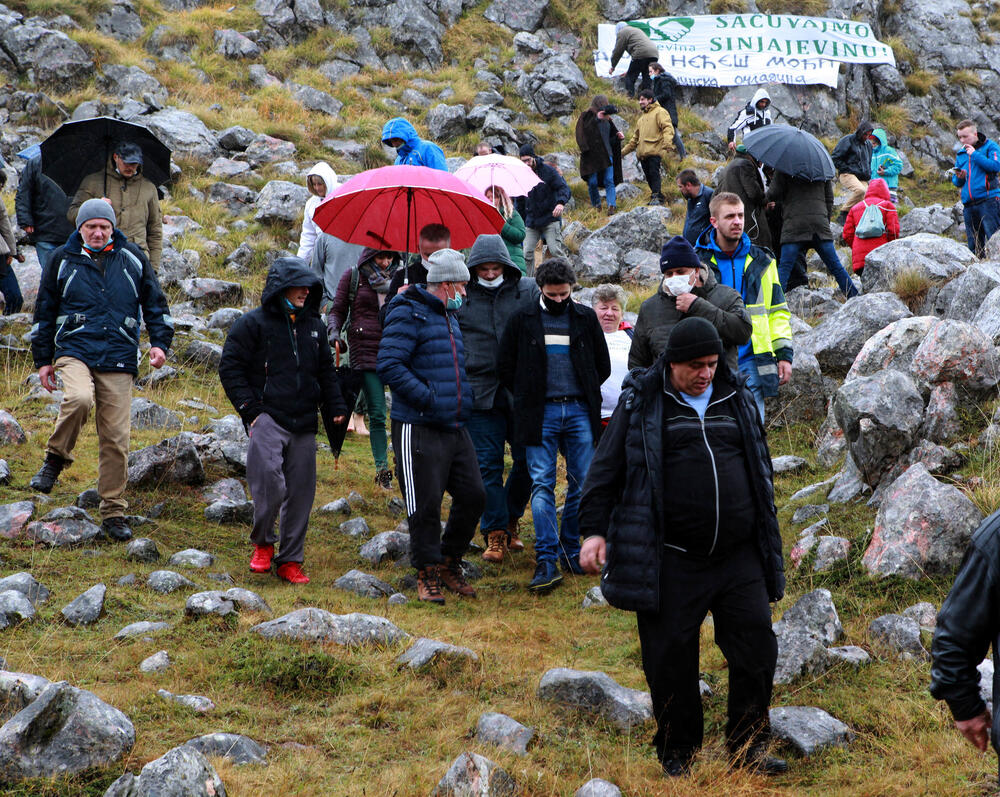 <p>Planinka Mileva Gara Jovanović, za Vijesti je kazala da su se čuvari Sinjajevine na toj planini okupili da dočekaju vojsku, ugoste ih i pozovu da odustanu od vježbe</p>