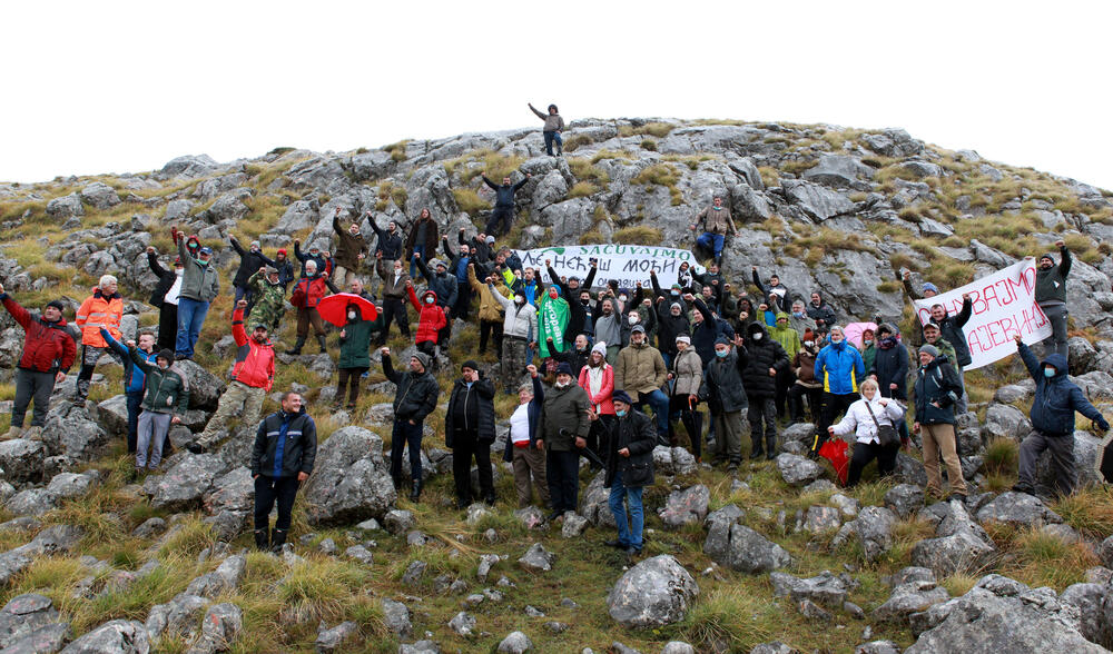 <p>Planinka Mileva Gara Jovanović, za Vijesti je kazala da su se čuvari Sinjajevine na toj planini okupili da dočekaju vojsku, ugoste ih i pozovu da odustanu od vježbe</p>