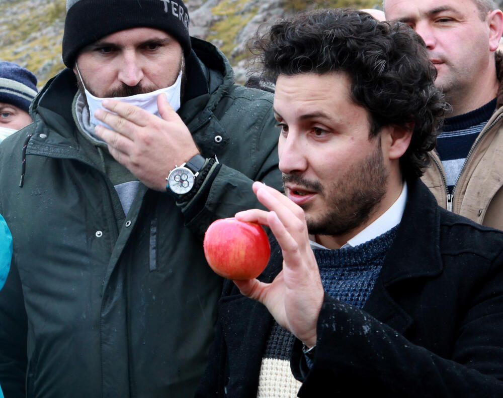 <p>Planinka Mileva Gara Jovanović, za Vijesti je kazala da su se čuvari Sinjajevine na toj planini okupili da dočekaju vojsku, ugoste ih i pozovu da odustanu od vježbe</p>