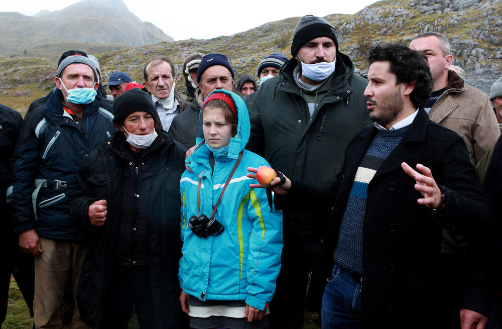 <p>Planinka Mileva Gara Jovanović, za Vijesti je kazala da su se čuvari Sinjajevine na toj planini okupili da dočekaju vojsku, ugoste ih i pozovu da odustanu od vježbe</p>