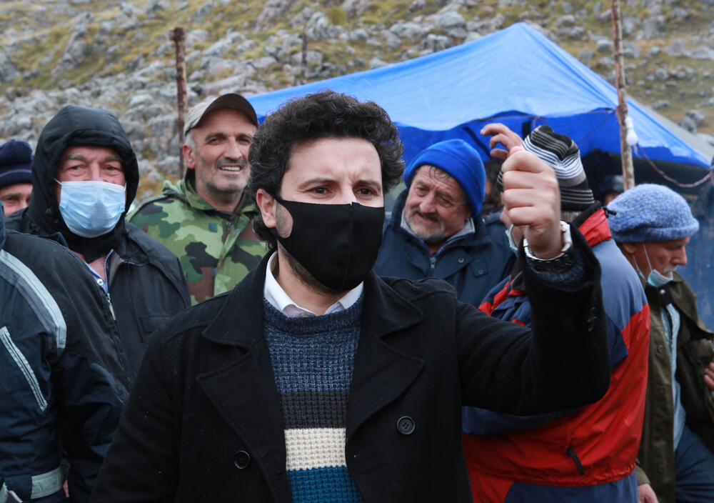 <p>Planinka Mileva Gara Jovanović, za Vijesti je kazala da su se čuvari Sinjajevine na toj planini okupili da dočekaju vojsku, ugoste ih i pozovu da odustanu od vježbe</p>