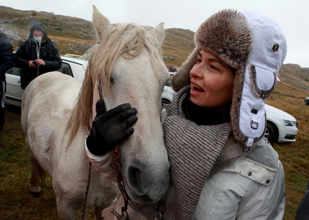 <p>Planinka Mileva Gara Jovanović, za Vijesti je kazala da su se čuvari Sinjajevine na toj planini okupili da dočekaju vojsku, ugoste ih i pozovu da odustanu od vježbe</p>
