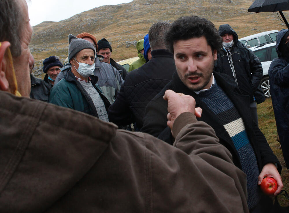 <p>Planinka Mileva Gara Jovanović, za Vijesti je kazala da su se čuvari Sinjajevine na toj planini okupili da dočekaju vojsku, ugoste ih i pozovu da odustanu od vježbe</p>