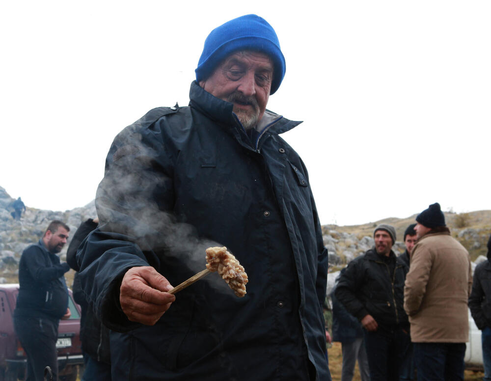 <p>Planinka Mileva Gara Jovanović, za Vijesti je kazala da su se čuvari Sinjajevine na toj planini okupili da dočekaju vojsku, ugoste ih i pozovu da odustanu od vježbe</p>