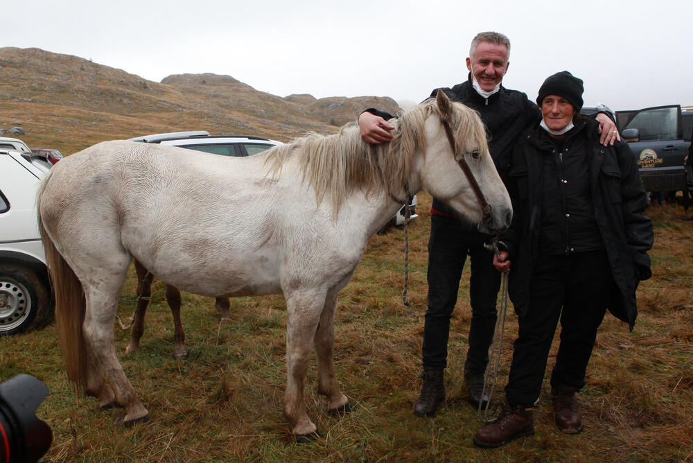 <p>Planinka Mileva Gara Jovanović, za Vijesti je kazala da su se čuvari Sinjajevine na toj planini okupili da dočekaju vojsku, ugoste ih i pozovu da odustanu od vježbe</p>