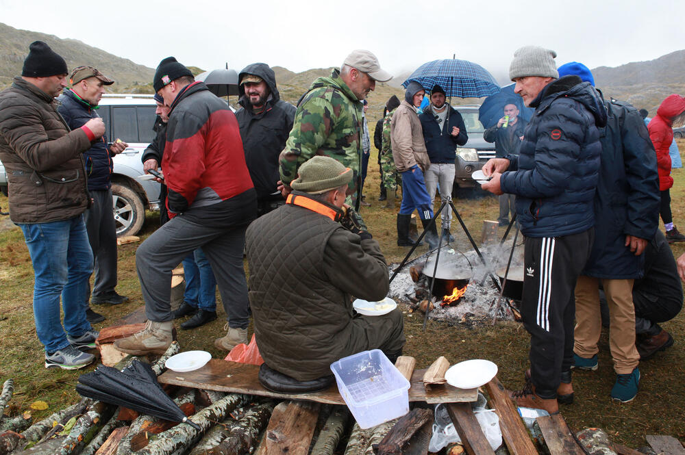 <p>Planinka Mileva Gara Jovanović, za Vijesti je kazala da su se čuvari Sinjajevine na toj planini okupili da dočekaju vojsku, ugoste ih i pozovu da odustanu od vježbe</p>