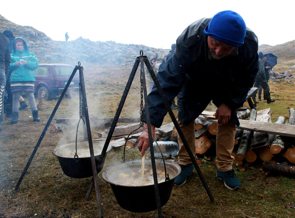<p>Planinka Mileva Gara Jovanović, za Vijesti je kazala da su se čuvari Sinjajevine na toj planini okupili da dočekaju vojsku, ugoste ih i pozovu da odustanu od vježbe</p>