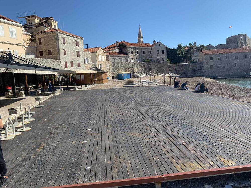 <p>Protest ugostitelja podržali su čelnici Opštine i Skupštine opštine Marko Carević i Krsto Radović, dok je predsjednik NKT Milutin Simović kazao da razumije stavove ugostitelja</p>